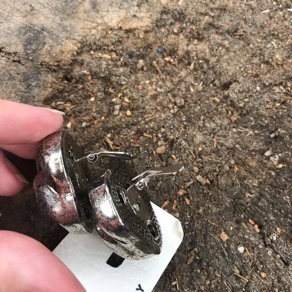 Vintage clip on earrings - Picture 6 of 7